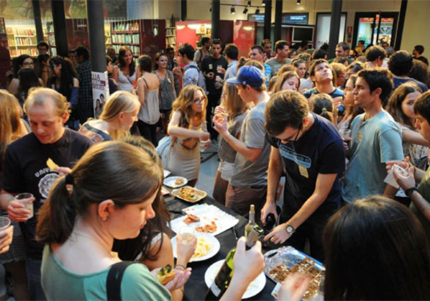 event image:People exchanging languages during the event.